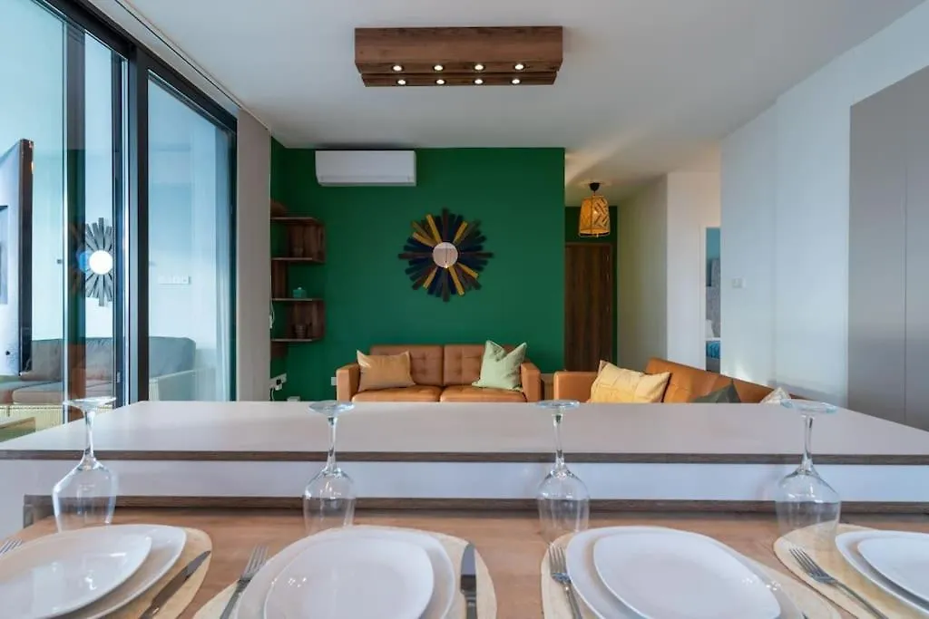 Beachcomber 2-Bedroom Apartment In Larnaca